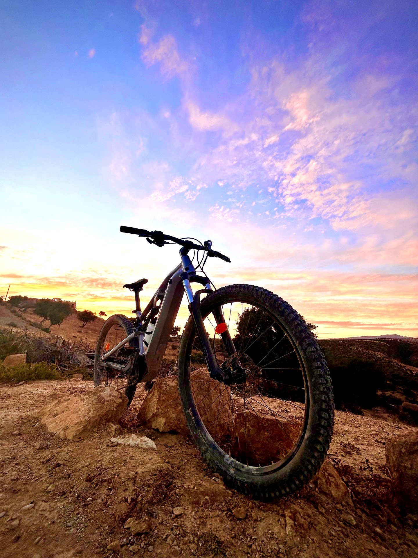 E-bike Rockrider au coucher du soleil avec vue sur l'Atlas