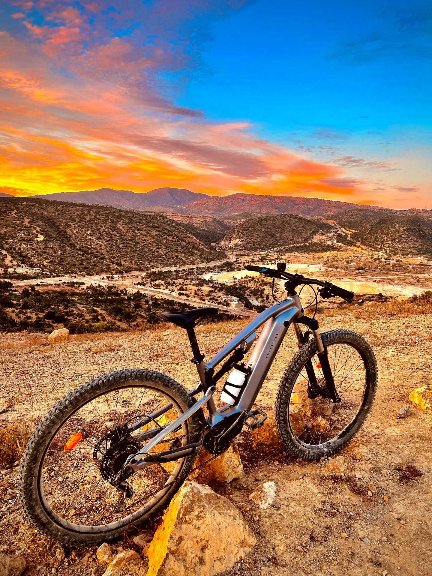E-bike Rockrider silhouette coucher de soleil